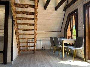 Un comedor con mesa y sillas en Орхідея LUXE 3, en Synevyrsʼka Polyana