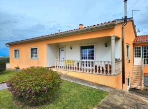 a house with an orange and white at Casa Avó Judite - Castelo Óbidos in Óbidos