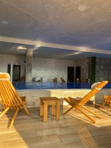 una habitación con dos sillas y una mesa en Tomi Lux, en Zlatibor