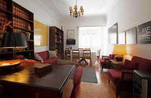 un soggiorno con un tavolo e una sala da pranzo di Traditional apartment with garden a Lisbona