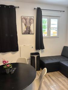 Posezení v ubytování Apartamento blanco y negro en el centro