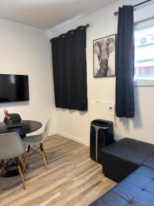TV a/nebo společenská místnost v ubytování Apartamento blanco y negro en el centro