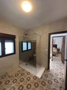 ein Badezimmer mit Dusche mit Glastür in der Unterkunft El rincón de cauca in Coca + 51 Fotos