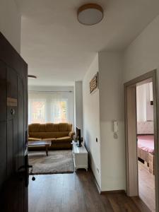 プリシュティナにあるApartment 8 in prishtina centerのソファとテーブルのあるリビングルーム +3枚の写真