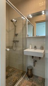 a bathroom with a sink and a shower and a sink at Első Ház Tagyon in Tagyon