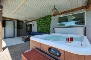 Φωτογραφία από το άλμπουμ του Amazing 4BR 2Bath Home w Hot Tub Pool & Game Room σε Γκάρλαντ +29 φωτογραφίες