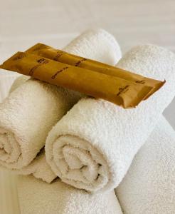 un morceau de papier posé sur des serviettes dans l'établissement cozy isola garden, à Milan