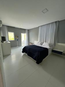 ein Schlafzimmer mit einem großen Bett mit Fenster in der Unterkunft Casa Toquinho Ipojuca-PE in Ipojuca