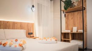 ein Schlafzimmer mit einem Bett, auf dem zwei Tabletts mit Blumen stehen in der Unterkunft Villas Del Acebuche in Córdoba + 65 Fotos