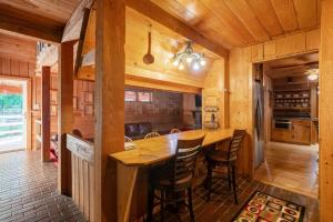 Kuchyň nebo kuchyňský kout v ubytování Cozy 3BR Lake House Firepit Pier Pet-Friendly