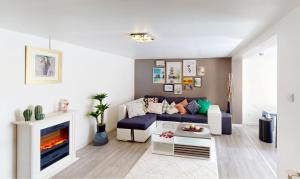 OsnyChez Joceline - Bruno的带沙发和壁炉的客厅