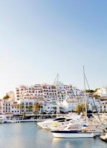 a group of boats docked in a harbor with buildings at Apartamento Sal Marina in Moraira