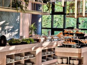 une cuisine avec un buffet où la nourriture est exposée dans l'établissement Crowne Plaza Bratislava by IHG, à Bratislava