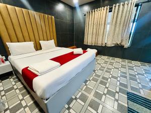 Postel nebo postele na pokoji v ubytování River Splash Resort,Karjat