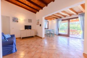 Μια τηλεόραση ή/και κέντρο ψυχαγωγίας στο Villa Capo Coda Cavallo con Piscina