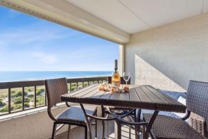 Un balcon sau o terasă la Amelia Surf and Racquet Club Condo - Ocean Front - 5th Floor - Pools - Tennis Courts - Sleeps 10