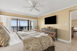 Un pat sau paturi într-o cameră la Amelia Surf and Racquet Club - Oceanfront Deluxe Floor Plan - 7th Floor - Pools - Tennis Courts +25 fotografii