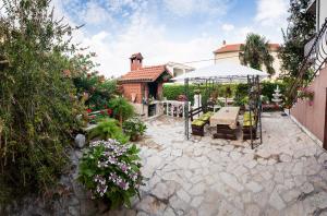 En terrasse eller udendørsområde på Apartment Dalmatia