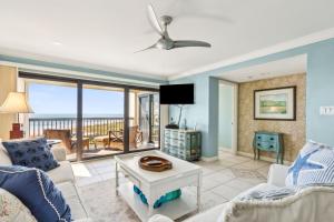 O zonă de relaxare la Amelia Surf and Racquet Club Condo - Ocean Front - 6th Floor - Pools - Tennis Courts - Sleeps 6