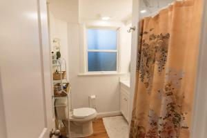 Fotografie z fotogalerie ubytování Artistic Historical home, walkDT v destinaci Salem