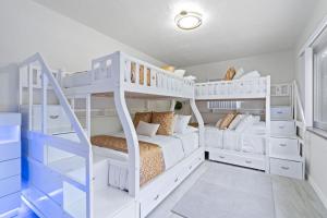 Ένα ή περισσότερα κρεβάτια σε δωμάτιο στο NEW Hollywood Luxury Villa, Game Room, Hot Tub 12, Fire Pit & BBQ +61 φωτογραφίες