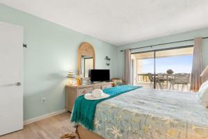 Un pat sau paturi într-o cameră la Amelia Surf and Racquet Club Condo - 3rd Floor Ocean Front - Pools - Tennis Courts - Sleeps 4 +20 fotografii