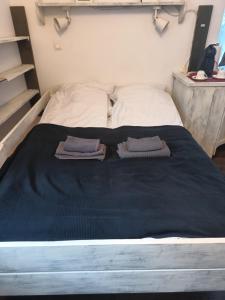 Una cama en una habitación con dos almohadas encima. en Studio Stare Miasto, en Varsovia