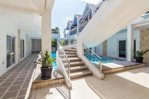 Bazén v ubytování Winds Boutique Hotel nebo v jeho okolí