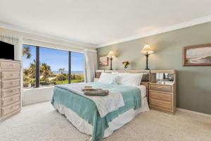 Un pat sau paturi într-o cameră la Amelia Surf and Racquet Club Condo - Ocean Front - 2nd Floor - Pools - Tennis Courts - Sleeps 6 +24 fotografii