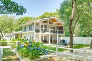 サウス・ヤーマスにあるWalk to Beaches Pet-Friendly Cape Cod Home!の白塀花家