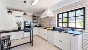 Nhà bếp/bếp nhỏ tại Stylish 3 BDR Retreat with Pool by LovelyStay