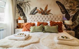 Un dormitorio con una cama grande con toallas. en Priory Bay Escapes - Uminari, en Tenby