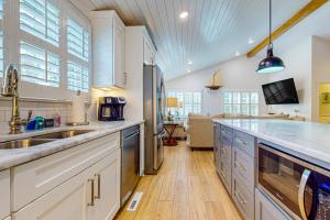 Η κουζίνα ή μικρή κουζίνα στο Ocean Isle Hidden Retreat A +21 φωτογραφίες