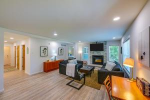 リホボスビーチにあるCoastal Comfort Rehoboth Beach Getaway with Porch!のソファと暖炉のあるリビングルーム