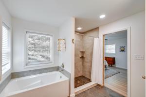 リホボスビーチにあるCoastal Comfort Rehoboth Beach Getaway with Porch!の浴槽とシャワー付きの白いバスルーム +17枚の写真