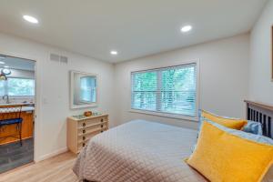 リホボスビーチにあるCoastal Comfort Rehoboth Beach Getaway with Porch!のベッドと2つの窓がある寝室