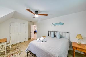 Postel nebo postele na pokoji v ubytování 4 Mi to Rehoboth Beach Cozy Coastal Apt!