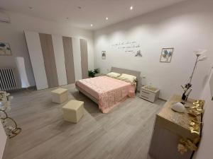een slaapkamer met een bed in een kamer bij DRIL Host 2 in Brindisi +117 foto's
