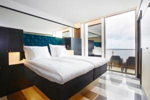 Llit o llits en una habitació de Vox Hotel
