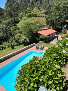 eine Luftblick auf einen Pool in einem Garten in der Unterkunft Casa da Forja - Gerês in Gondoriz