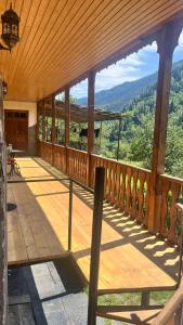 una terraza de madera con vistas a las montañas en T&T Guest house, 