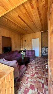 una sala de estar con un sofá y una mesa en T&T Guest house, 