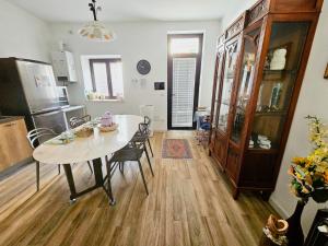 a kitchen and dining room with a table and chairs at B&B Al 17 in Sturno