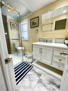a bathroom with a shower and a sink and a toilet at Bright&Modern Space Perfect for couple and Family Step to public transit in Toronto in Toronto