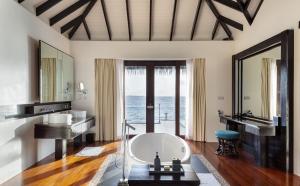 古丽都Noku Maldives, Vignette Collection的带浴缸和水槽的大浴室