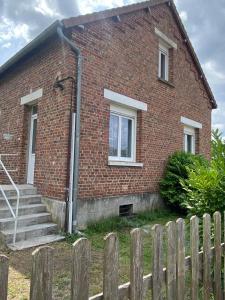 ランにあるAgréable maison style shabby chicの塀の前のレンガ造りの家 +29枚の写真