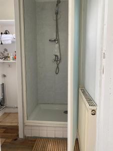 ランにあるAgréable maison style shabby chicの浴室のガラス扉付きシャワー