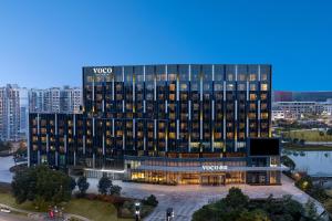 嘉定上海虹桥金沙voco酒店——距离国家会展中心20分钟车程的享有酒店大楼的景色,上面有标志