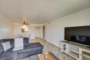 een woonkamer met een bank en een flatscreen-tv bij Lake Views and Boat Parking Condo in Heart of LHC in Lake Havasu City