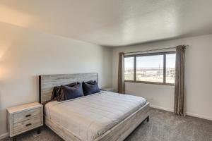 een slaapkamer met een groot bed en een raam bij Lake Views and Boat Parking Condo in Heart of LHC in Lake Havasu City